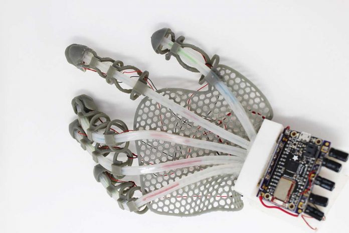 HamaraTimes.com | This touch-sensitive glove is made from stretchy optical fibres