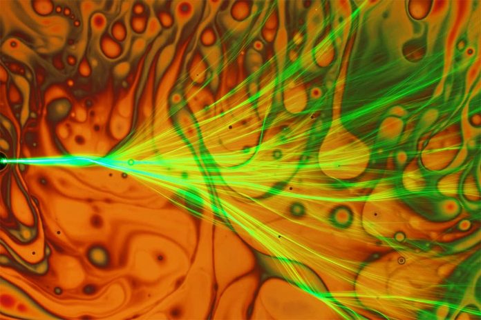 HamaraTimes.com | Soap bubbles can split light into otherworldly branching streams