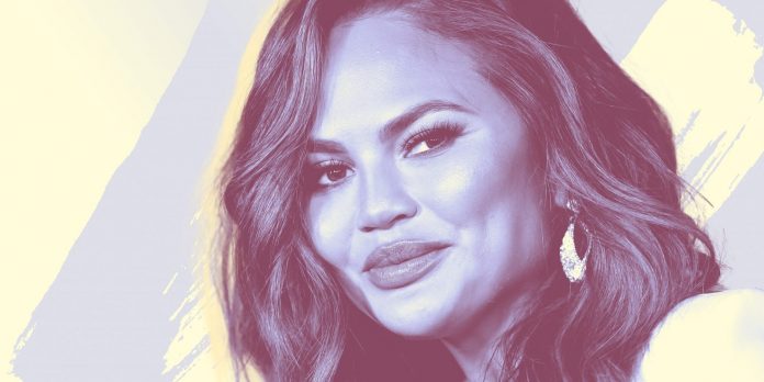 HamaraTimes.com | Chrissy Teigen Wore the Alo Yoga Togetherness Sports Bra