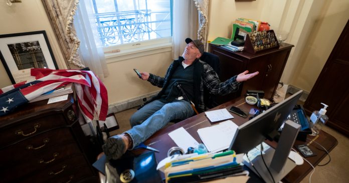 HamaraTimes.com | Man in Pelosi’s office kept in jail as Capitol riot arrests go on | Donald Trump News