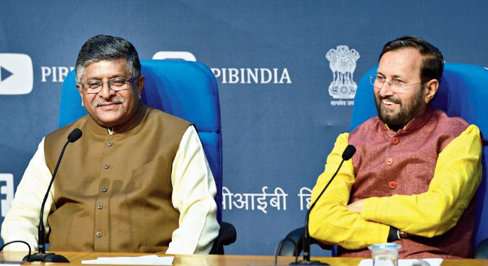 फेरबदल से पहले केंद्रीय मंत्री रविशंकर प्रसाद व प्रकाश जावड़ेकर ने दिया इस्तीफा