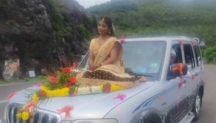 दुल्हन गाड़ी के बोनट पर बैठकर शादी रचाने पहुंची