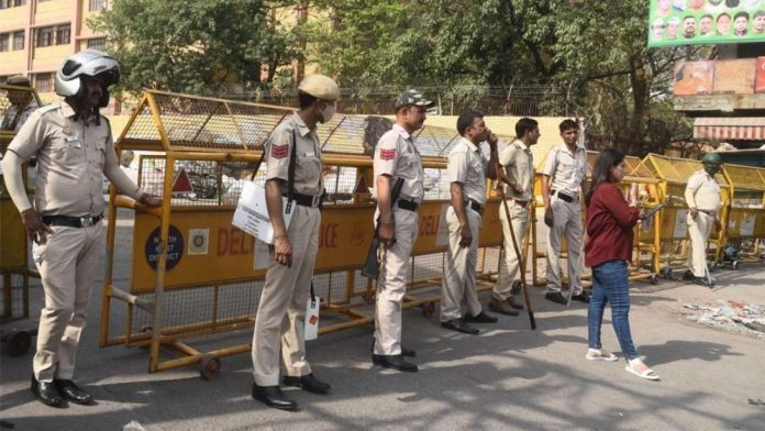 जहांगीरपुरी हिंसा: वीडियो में दिख रहा गनमैन; यात्रा आयोजकों के खिलाफ प्राथमिकी