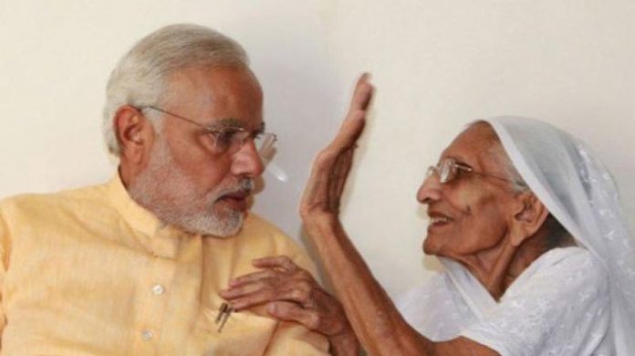 गांधीनगर में प्रधानमंत्री नरेंद्र मोदी की मां का अंतिम संस्कार