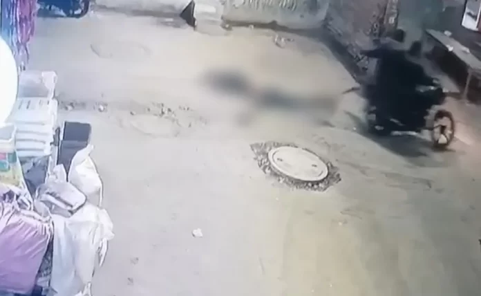 नोएडा में एक को चाकू मारा फिर बाइक से बाँध कर घसीटा