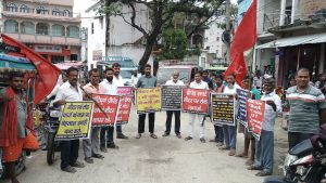 प्रीपेड मीटर पर रोक लगाने की मांग को लेकर लोगों ने किया प्रदर्शन