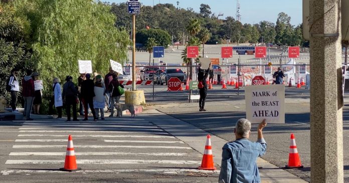 HamaraTimes.com | US: Protesters disrupt COVID vaccination site in Los Angeles | Coronavirus pandemic News