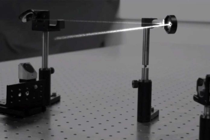 HamaraTimes.com | Watch a beam of light bounce off mirrors in ultra-slow motion