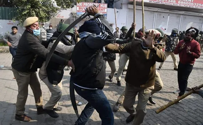 दिल्ली पुलिस ने पुलिसकर्मी पर तलवार से हमला करने वाले समेत 44 लोगों को दबोचा