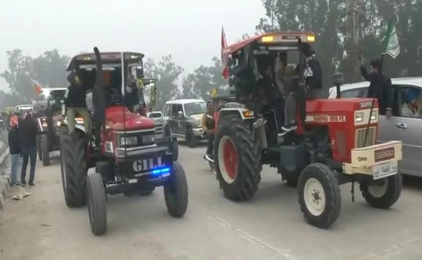 दिल्ली में किसानों के एक समूह की ट्रैक्टर रैली के तय मार्ग से हटकर निकलने की योजना