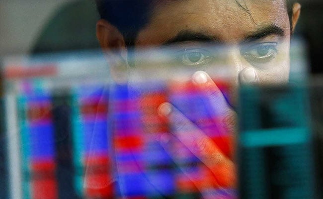 HamaraTimes.com | Sensex Ends 400 Points Lower Dragged By Losses In HDFC Bank, Kotak Bank