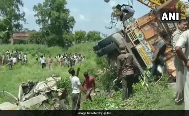 HamaraTimes.com | Maharashtra Road Accident :Vehicle falls into a 400-foot deep ditch in Nandurbar, Maharashtra, 6 dead - महाराष्ट्र के नंदूरबार में वाहन 400 फुट गहरी खाई में गिरा, 6 की मौत 