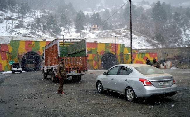 HamaraTimes.com | Two people found dead inside a vehicle stuck on Jammu-Srinagar highway - जम्मू-श्रीनगर राजमार्ग पर फंसे वाहन के भीतर दो लोग मृत मिले