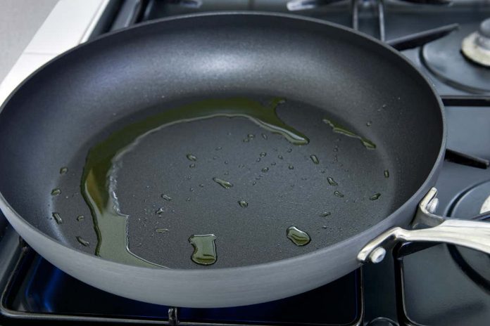 HamaraTimes.com | Physicists finally figured out why food sticks to a frying pan