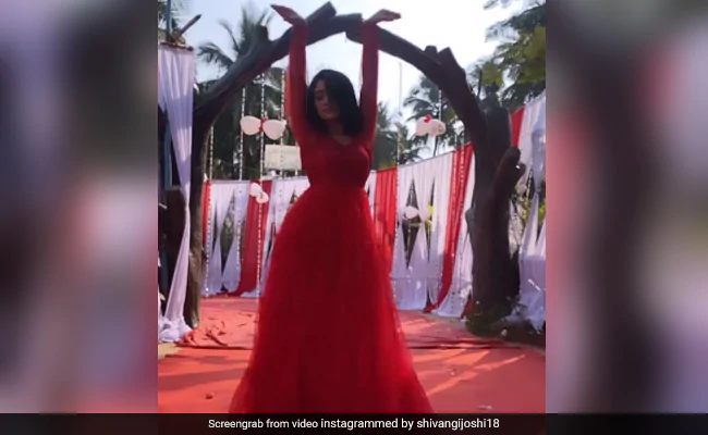 HamaraTimes.com | Shivangi Joshi Aka Naira Dance On Lat Lag Gayi Song In Red Gown