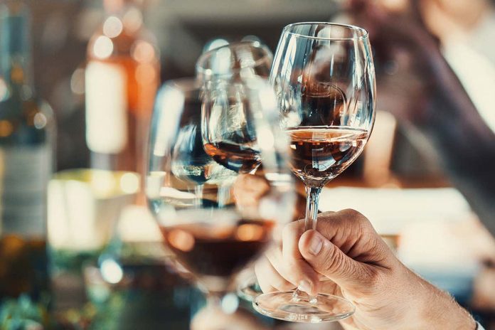 HamaraTimes.com | We now know what causes wine ‘legs’ to drip down inside a glass