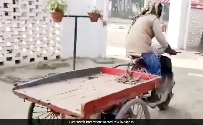 शख्स ने जुगाड़ से बनवा डाला पेट्रोल से चलने वाला रिक्शा
