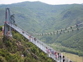 HamaraTimes.com | Should you worry about glass bridges after one shattered in China?