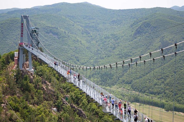 HamaraTimes.com | Should you worry about glass bridges after one shattered in China?