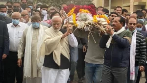 गांधीनगर में प्रधानमंत्री नरेंद्र मोदी की मां का अंतिम संस्कार