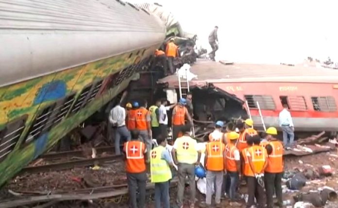 ओडिशा ट्रेन दुर्घटना में 233 से ज़्यादा की मौत