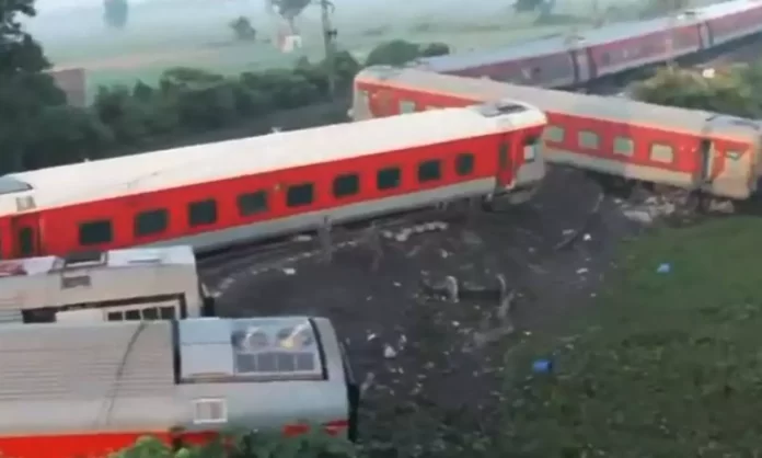 बिहार में नॉर्थ ईस्ट एक्सप्रेस ट्रेन के पटरी से उतरने से 4 की मौत