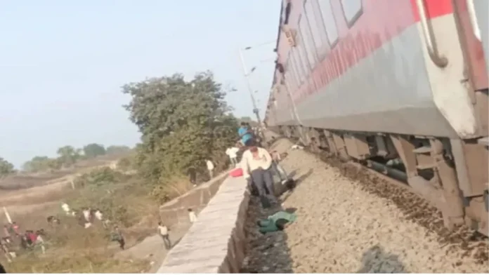 Jalgaon rail accident: आग के डर से 11 यात्री ट्रेन से कूदे