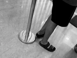 Shorts पहनने की वजह से पासपोर्ट ऑफिस में जाने से रोका गया