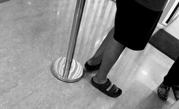 Shorts पहनने की वजह से पासपोर्ट ऑफिस में जाने से रोका गया