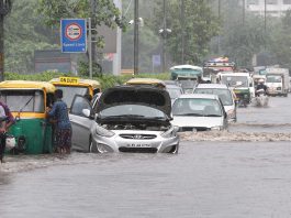 Delhi-NCR में आफत की बारिश: जलभराव, गड्डों से थमी रफ्तार