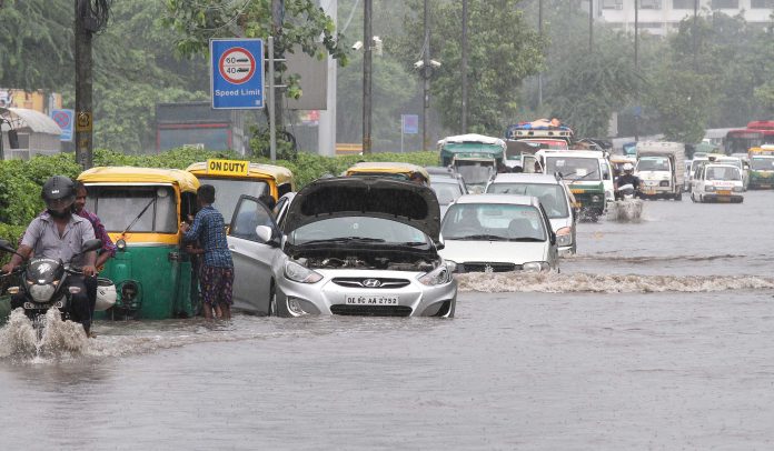 HamaraTimes.com | Delhi-NCR में आफत की बारिश: जलभराव, गड्डों से थमी रफ्तार Delhi-NCR में आफत की बारिश: जलभराव, गड्डों से थमी रफ्तार