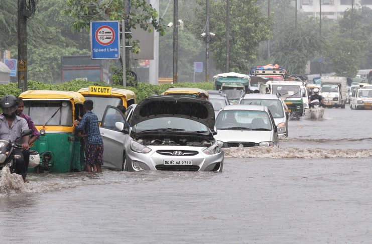 Delhi-NCR में आफत की बारिश: जलभराव, गड्डों से थमी रफ्तार